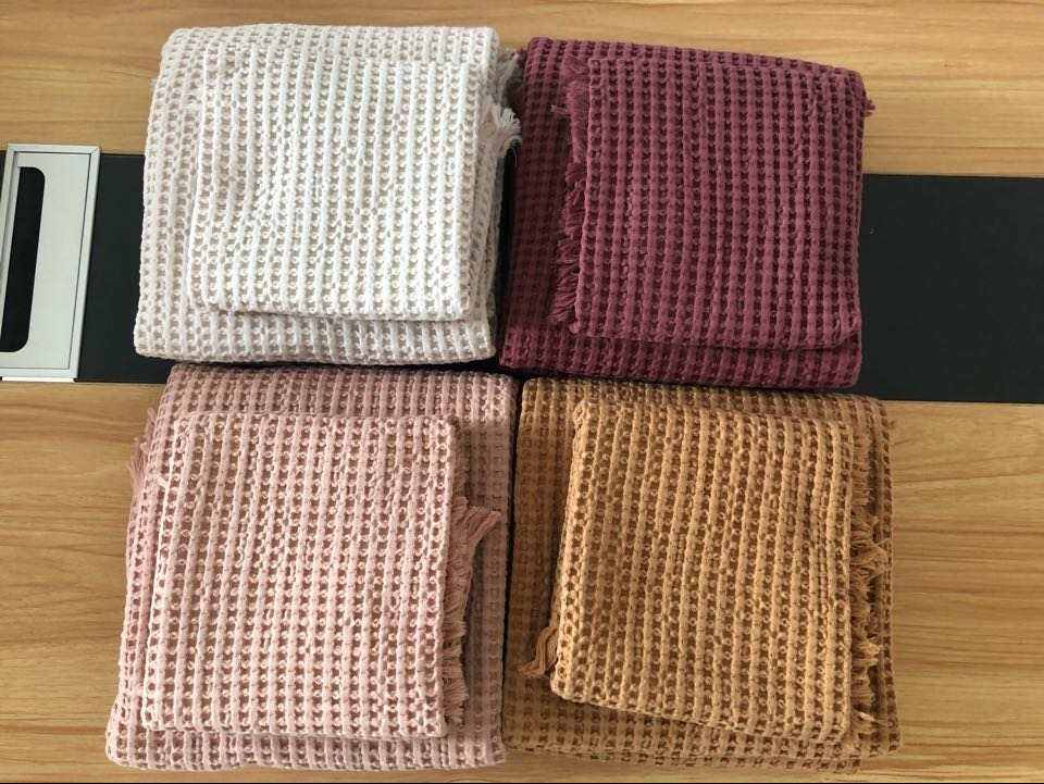 Double Yarn Woven Bath Towels Soft Cotton Rectangle Waffle Pattern Home Towel for All Age Groups manufacture