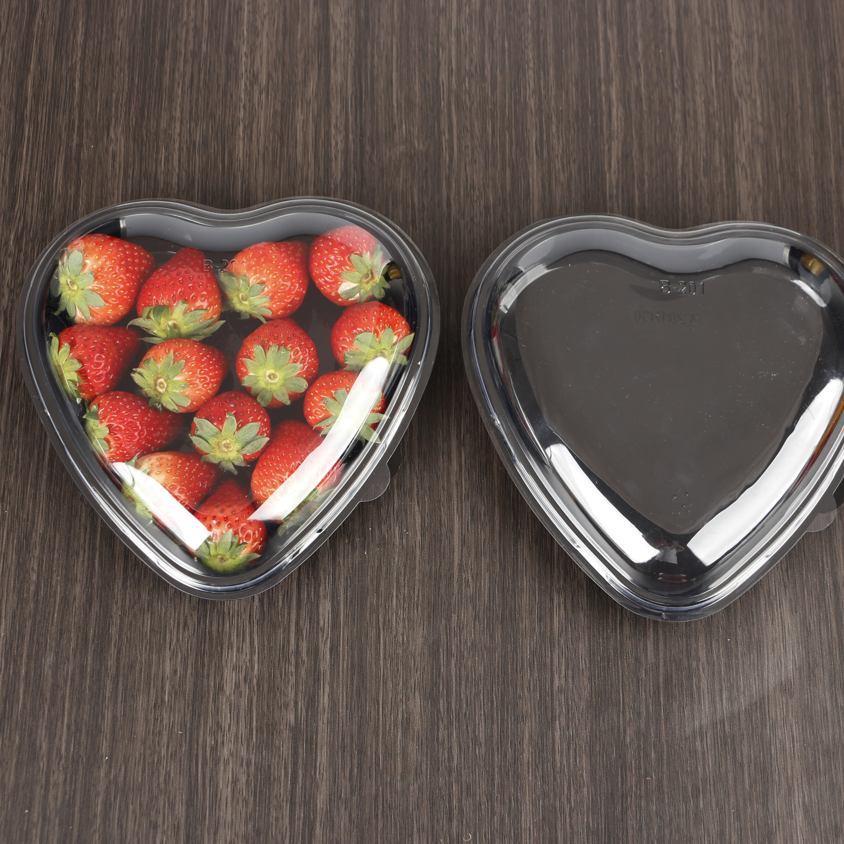 Competitive price and hot selling heart-shaped box with clear lid as gift box for packaging fruit candy cake sushi manufacture