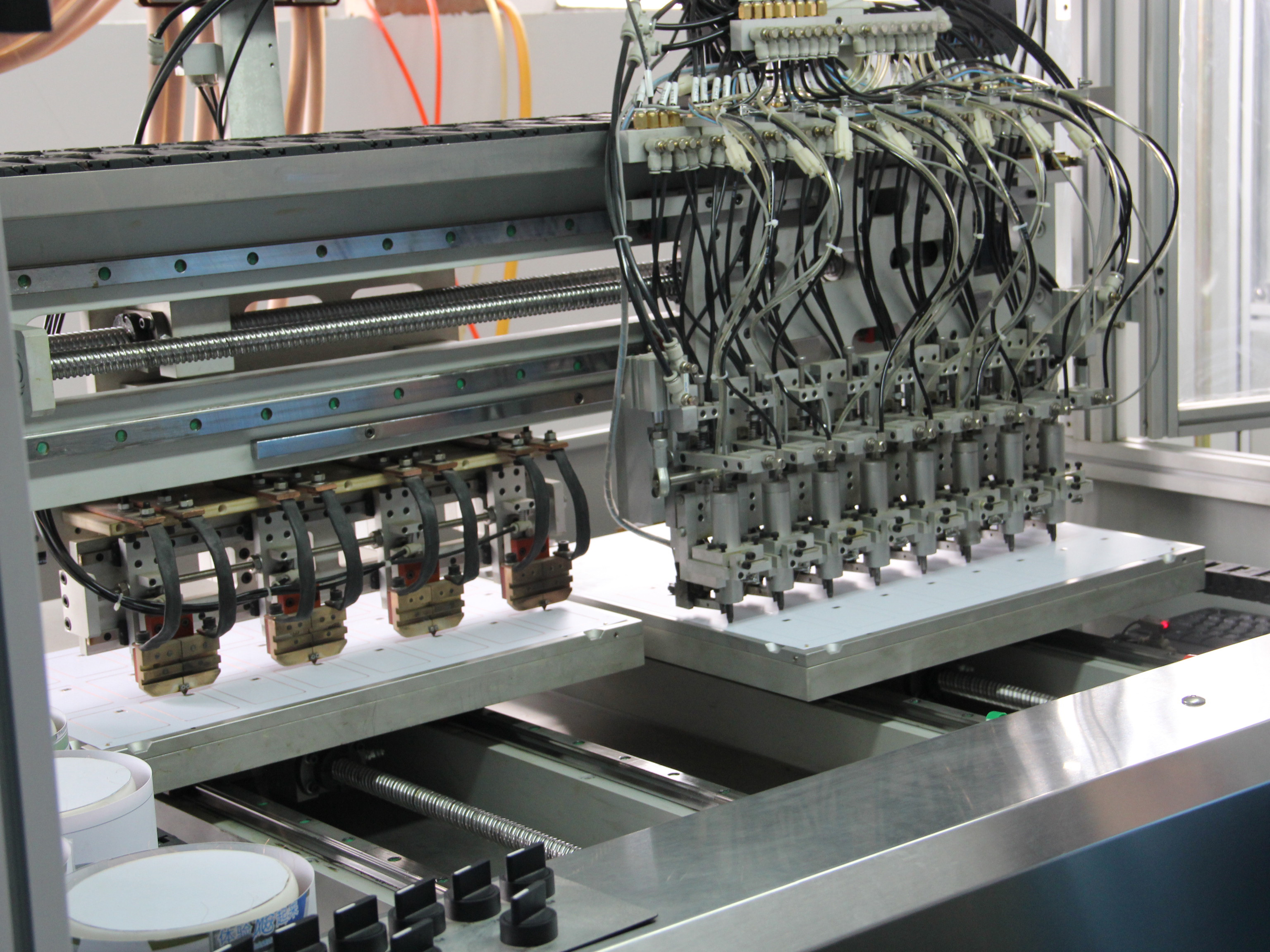 Encapsulation de puces pour cartes sans contact RFID